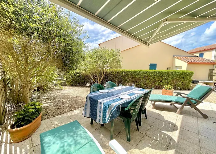 Holiday home Maison T3 A 150 M De La Avec Piscine Collective, Parking Et Wifi - Fr-1-231-234 *